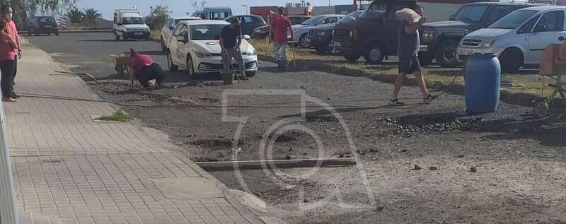 Los  vecinos de la calle de Islas Canarias tapando los baches con cemento/TA.